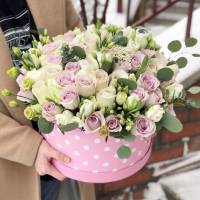 Сборные цветы в розовой коробке